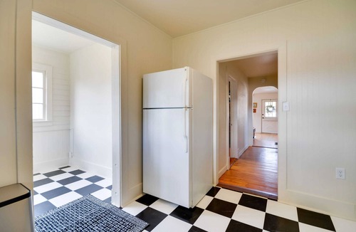 Thermopolis House | Historic downtown bungalow, a short walk to hot springs and dinosaur museum.