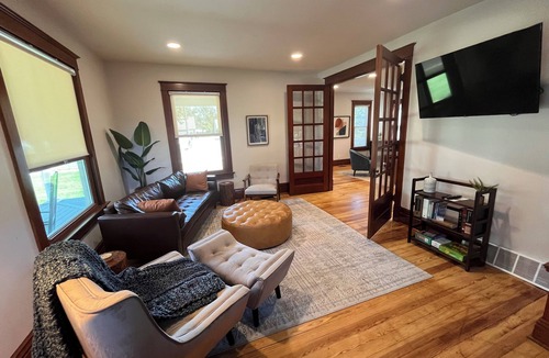 Gretna House | Historic Farmhouse Haven with quick access to 1-80 to enjoy Omaha or Lincoln