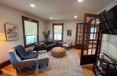 Gretna House | Historic Farmhouse Haven with quick access to 1-80 to enjoy Omaha or Lincoln