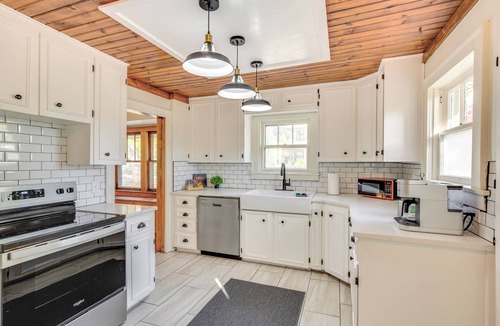 Independence House | Historic Independence Sq, Walkable 4BR/2BA Home