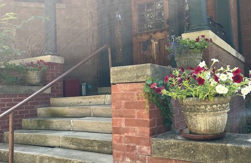 Near South Apartment | Historic Victorian - 2 queen size beds, with kitchen, WiFi, AC, TV.