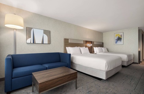 Bucyrus Hotel | Holiday Inn Express & Suites Overland Park South