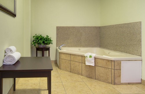 South Kansas City Hotel | Holiday Inn Express Hotel & Stes Kansas City Sports Complex by IHG