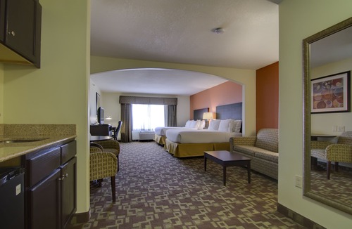 South Kansas City Hotel | Holiday Inn Express Hotel & Stes Kansas City Sports Complex by IHG