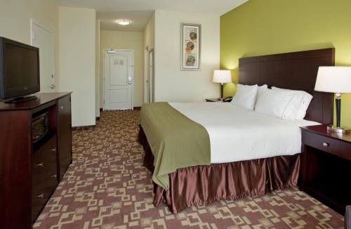 South Kansas City Hotel | Holiday Inn Express Hotel & Suites Kansas City Sports Complex by IHG