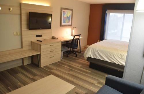 McPherson Hotel | Holiday Inn Express Hotel & Suites McPherson by IHG
