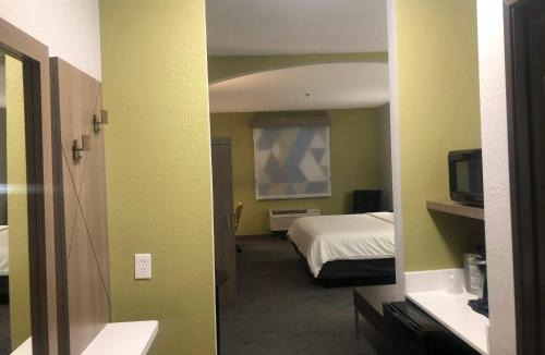 Woodward Hotel | Holiday Inn Express Hotel & Suites Woodward Hwy 270 by IHG