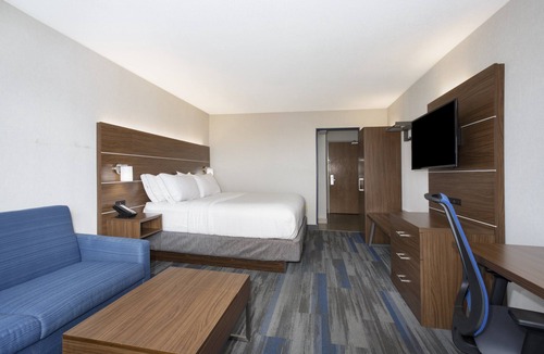 I-435 West KC-KS Hotel | Holiday Inn Express Kansas City - at the Legends by IHG