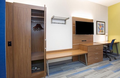 I-435 West KC-KS Hotel | Holiday Inn Express Kansas City - at the Legends! by IHG