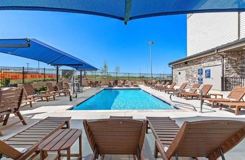Waldron Hotel | Holiday Inn Express Kansas City North - Parkville by IHG