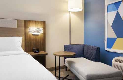 Pratt Hotel | Holiday Inn Express Pratt by IHG