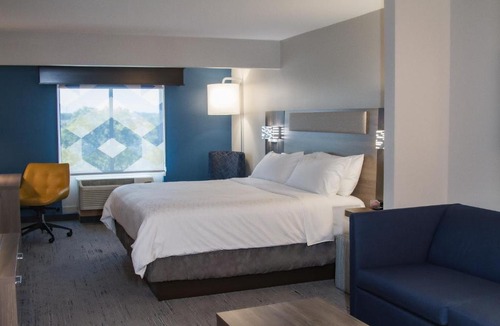 Overland Park Hotel | Holiday Inn Express & Suites Overland Park by IHG