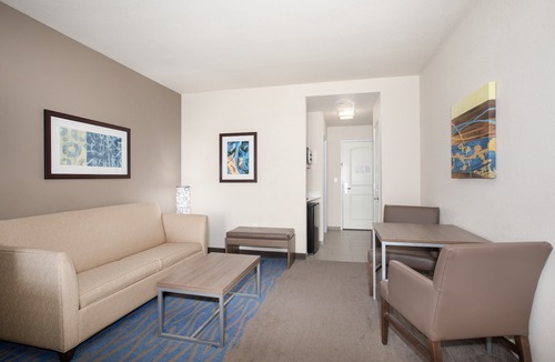 Manhattan Hotel | Holiday Inn Express & Suites Manhattan by IHG