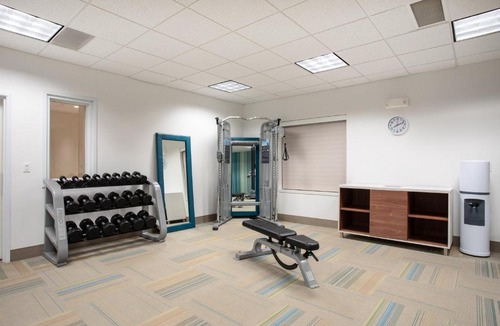 Manhattan Hotel | Holiday Inn Express & Suites Manhattan by IHG