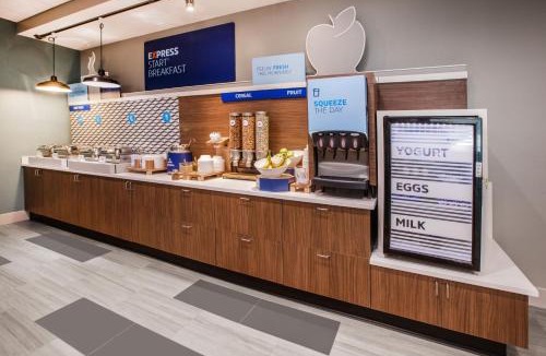 South Central Omaha Hotel | Holiday Inn Express & Suites Omaha South Ralston Arena by IHG