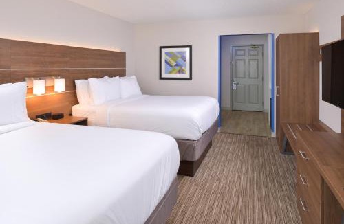 Omaha Hotel | Holiday Inn Express & Suites - Omaha - 120th and Maple by IHG