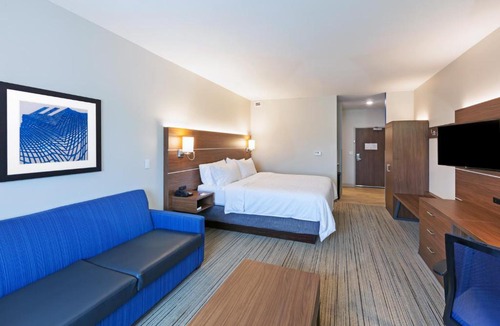 Lenexa Hotel | Holiday Inn Express & Suites - Lenexa - Overland Park Area by IHG