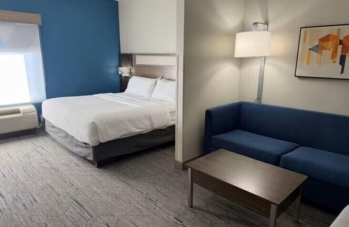 Topeka Hotel | Holiday Inn Express & Suites Topeka North by IHG