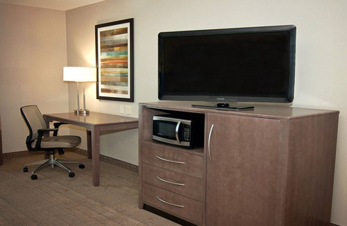 Greenwich Hotel | Holiday Inn Express & Suites Wichita Northeast by IHG
