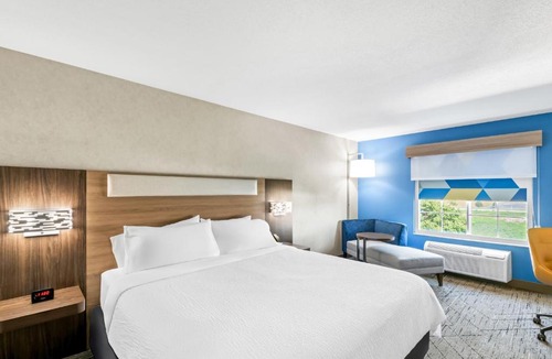 Council Bluffs Hotel | Holiday Inn Express Hotel & Suites Council Bluffs - Convention Center Area by IHG