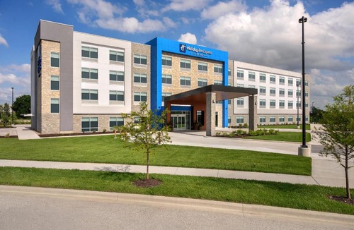 Bucyrus Hotel | Holiday Inn Express & Suites Overland Park South by IHG