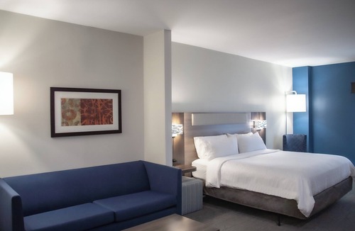 Overland Park Hotel | Holiday Inn Express and Suites Overland Park by IHG