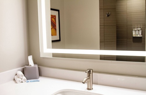 Overland Park Hotel | Holiday Inn Express and Suites Overland Park by IHG