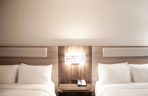 Overland Park Hotel | Holiday Inn Express and Suites Overland Park by IHG