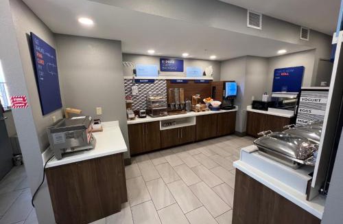 Park City Hotel | Holiday Inn Express - Wichita North - Park City by IHG