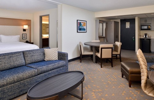 Overland Park Hotel | Holiday Inn Hotel & Suites Overland Park - Convention Center by IHG