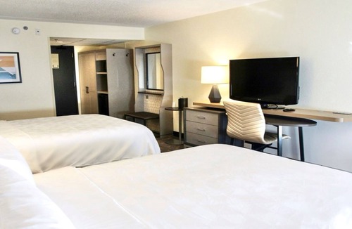 Overland Park Hotel | Holiday Inn Hotel & Suites Overland Park - Convention Center by IHG