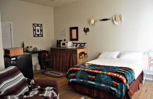 Holly House | Holly Inn Suites