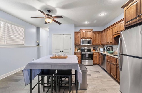 Tracy House | Home Away from Home 2 Close to KCI Airport, Weston