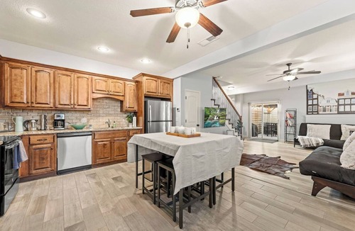 Tracy House | Home Away from Home 2 Close to KCI Airport, Weston