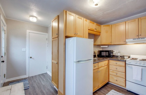 Kalona Cottage | Home Near Kinnick, UI Health & Amish Country