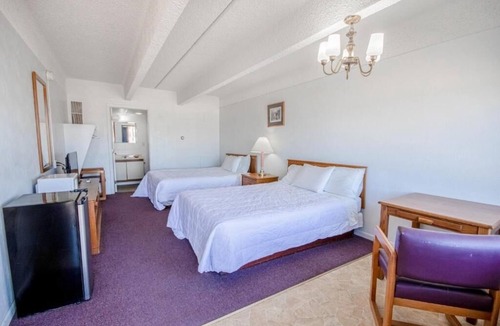Osborne Hotel | Homey 2-Queen Room Ideal for a Relaxing Overnight Stay for 3 Rooms
