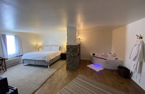 Vernal Hotel | Honeymoon Suite with Large Jetted Tub