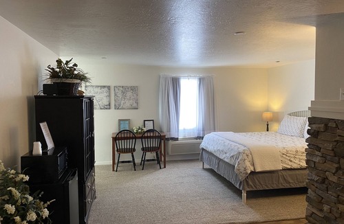 Vernal Hotel | Honeymoon Suite with Large Jetted Tub