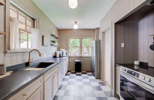 Manhattan House | Hot tub, 4bd Family Home - Bertrand Cottage