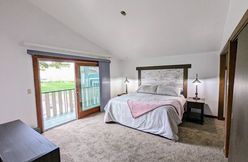 Ogallala House | HOT TUB! All bubbles no troubles!Lake McConaughy NE