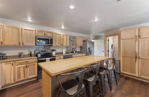 Black Hawk House | Hot Tub, Arcade games, and Mountain Views Retreat!