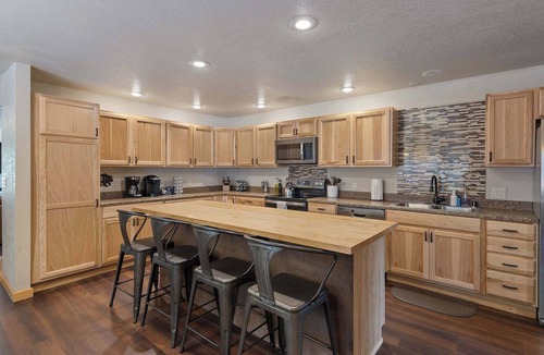 Black Hawk House | Hot Tub, Arcade games, and Mountain Views Retreat!