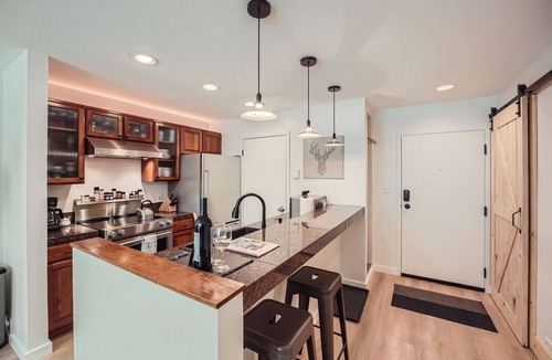 Vail Condo | Hot Tub - Cozy Fire - Mtn Views - Free Vail Ski Bus!