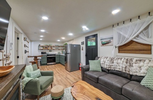 Springville Cottage | Hot Tub, Deck! Tiny Home Retreat By Kentucky Lake