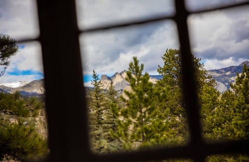 Estes Park Cabin | Hot Tub & Fireplace in 1925 Cabin, Minutes to RMNP