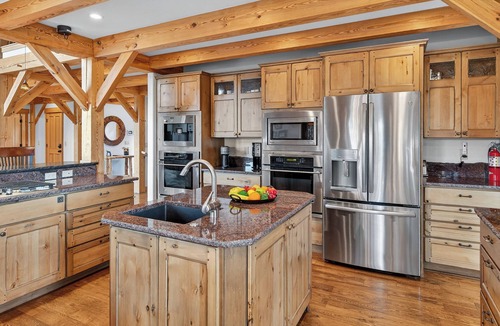 The Highlands House | Hot Tub + Ski Shuttle + Pet Friendly - Moose Tracks Lodge