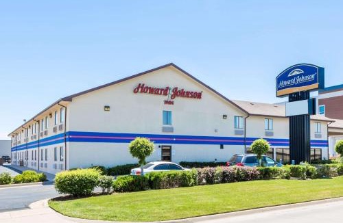 Wichita Hotel | Howard Johnson by Wyndham Wichita Airport
