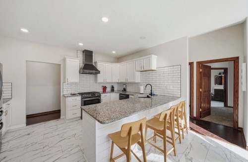 Lincoln House | Huge 5BR Modern Home w/Fenced Yard. Sleeps Large Groups & Families Welcome