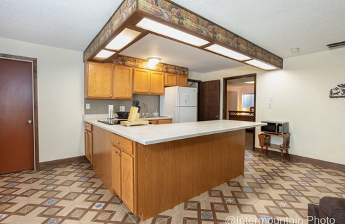 Hudson House | Huge Country Walk Out Basement Apartment