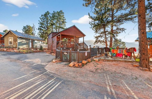 Woodland Park Ski Chalet | Hummingbird Heaven in Woodland Park CO Mountain Cabin